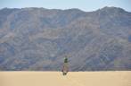 Caminhando nas Mesquite Dunes, no Death Valley National Park, na Califórnia - EUA